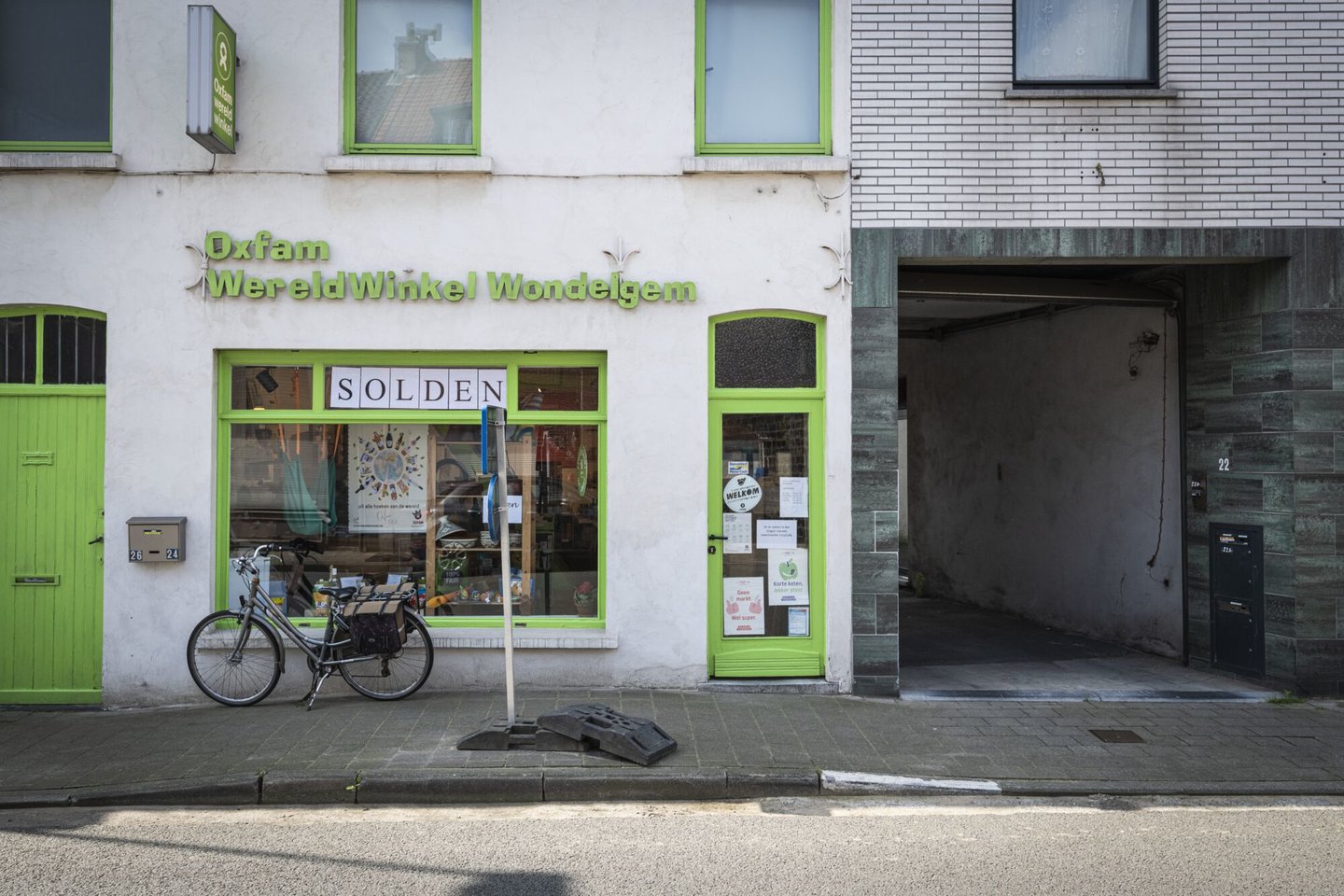 Etalage van een Oxfam Wereldwinkel in Wondelgem