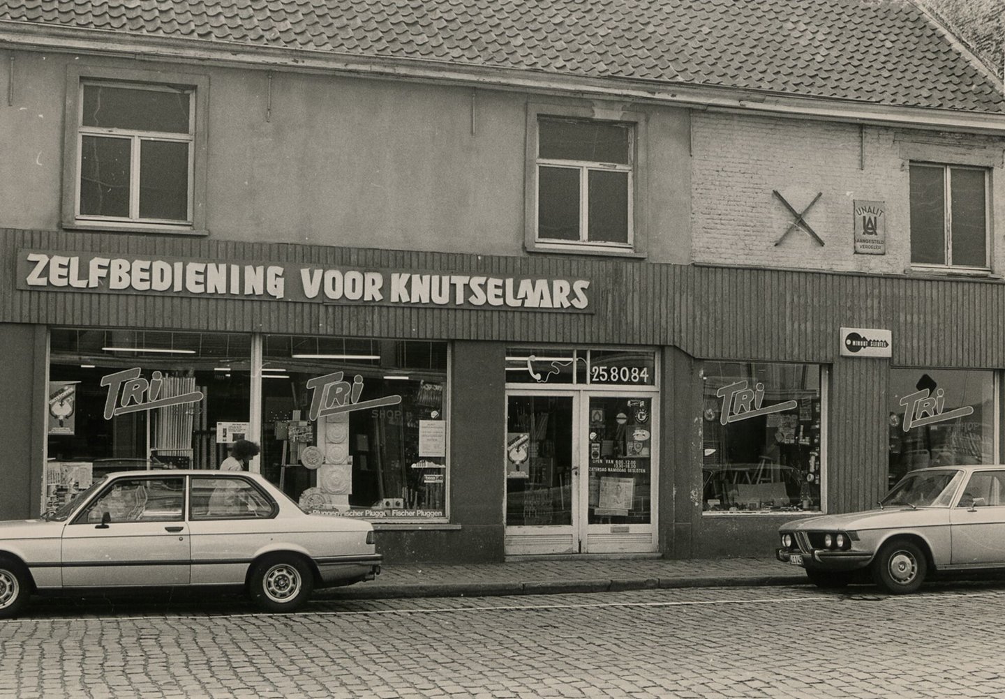 Etalage van doe-het-zelf zaak Tri Shop, een hout- en ijzerhandel in Gent