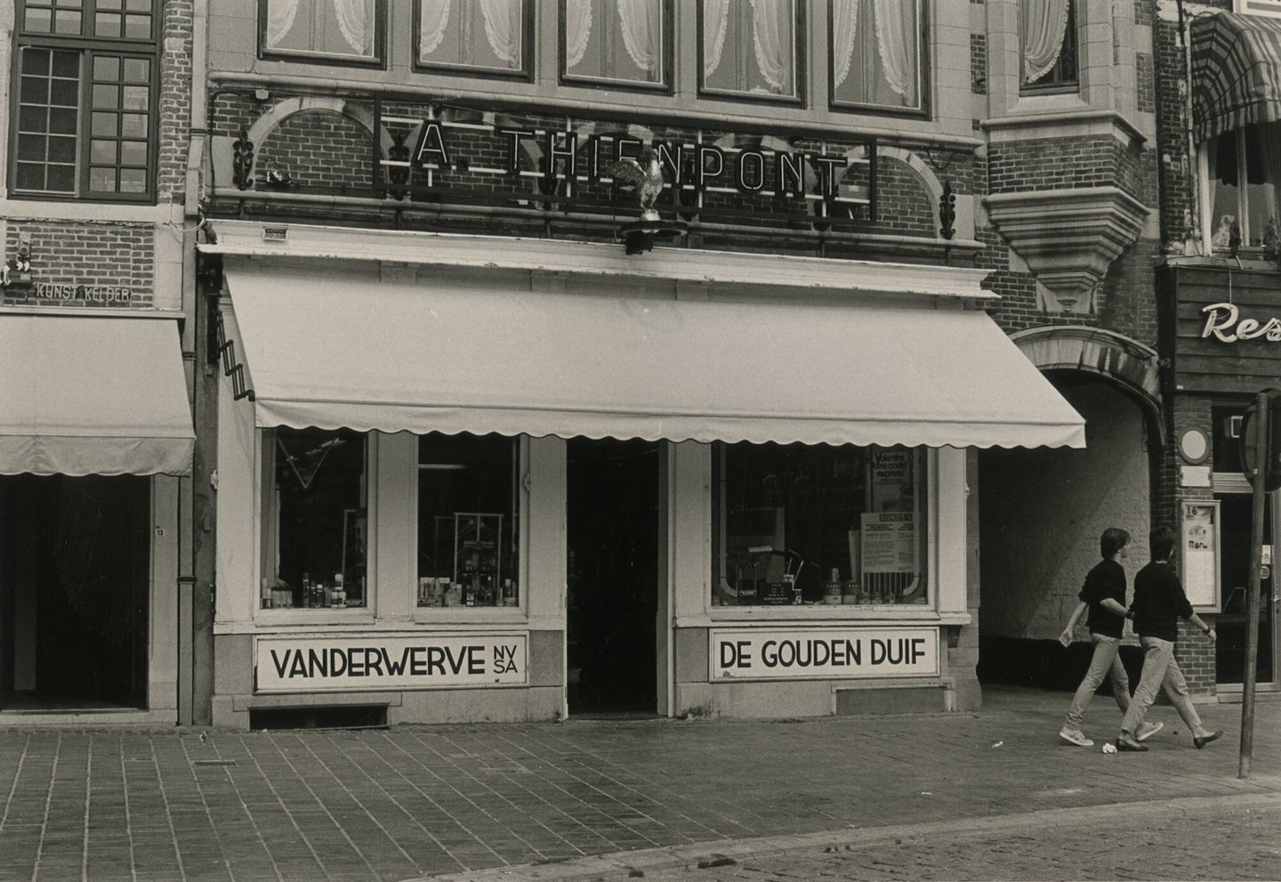 Etalage van verfwinkel (in) De Gouden Duif in Gent