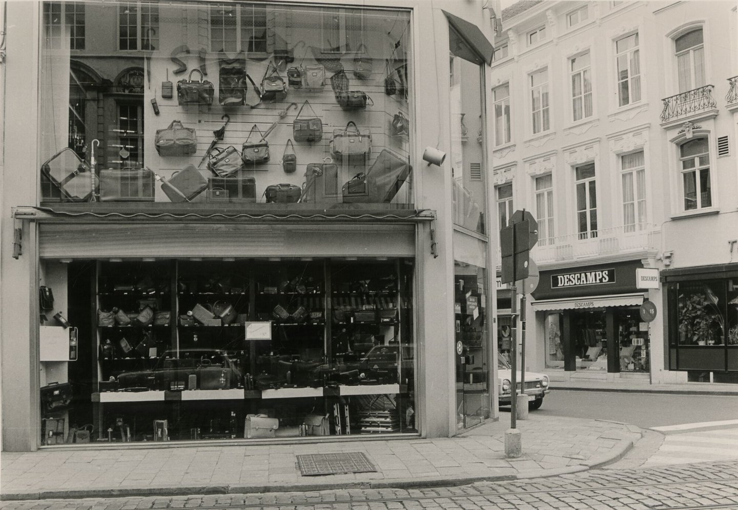 Etalage van een winkel van lederwaren, tassen en accessoires in Gent