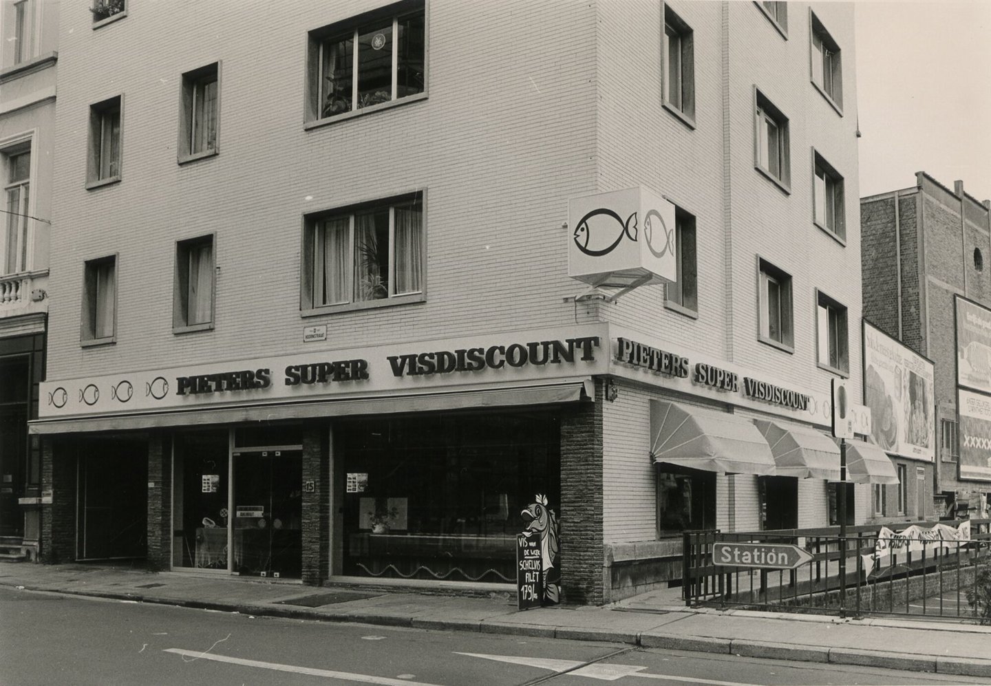 Etalage en gevel van vishandel Pieters in Gent