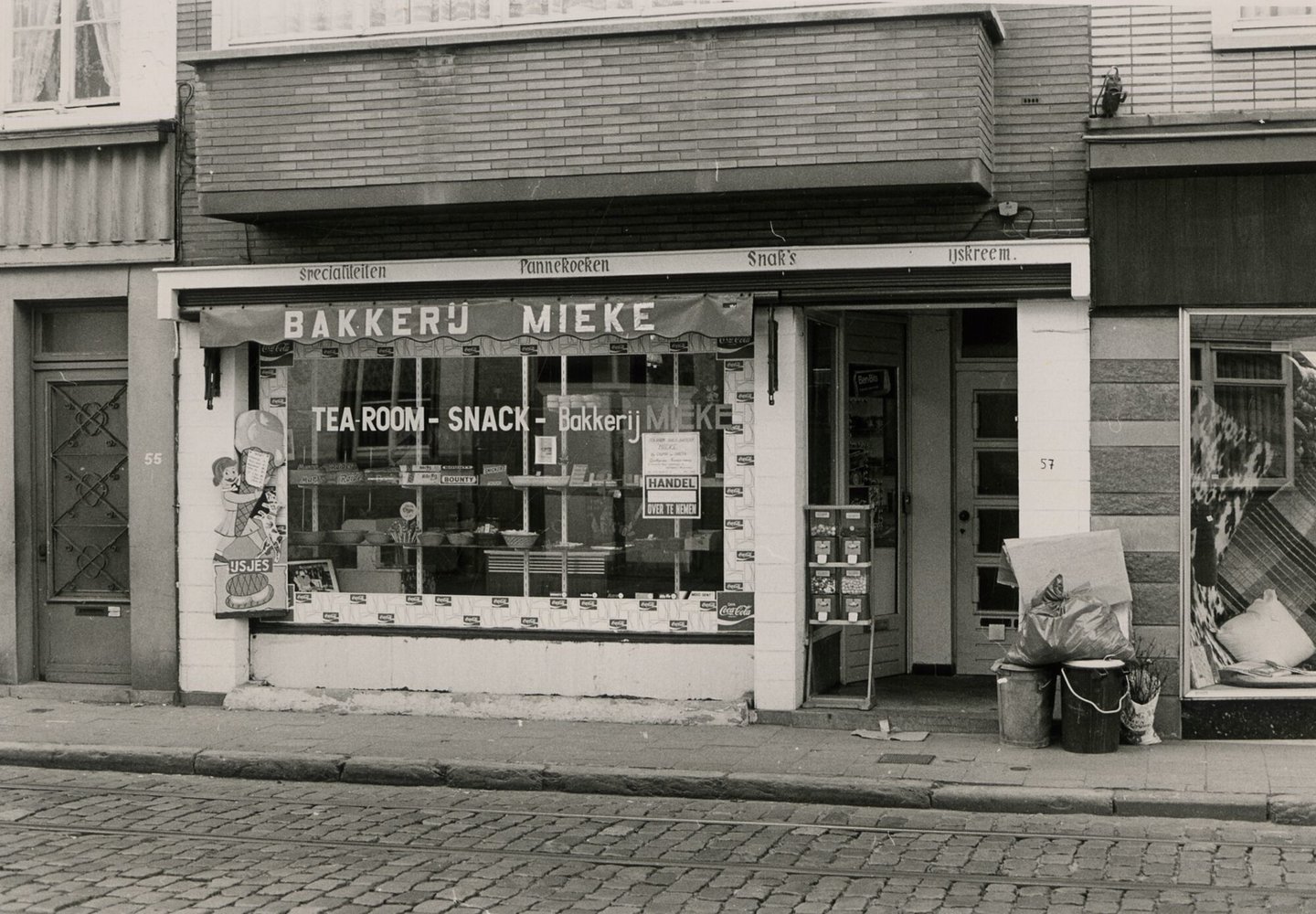 Etalage van bakkerij - tearoom - snack Mieke in Gent