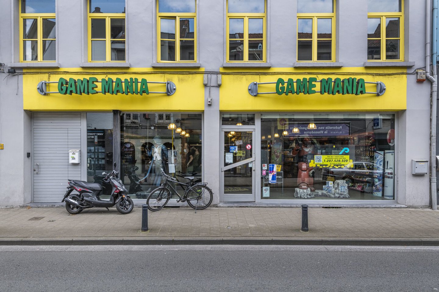 Etalage van gamespeciaalzaak Game Mania in Gent