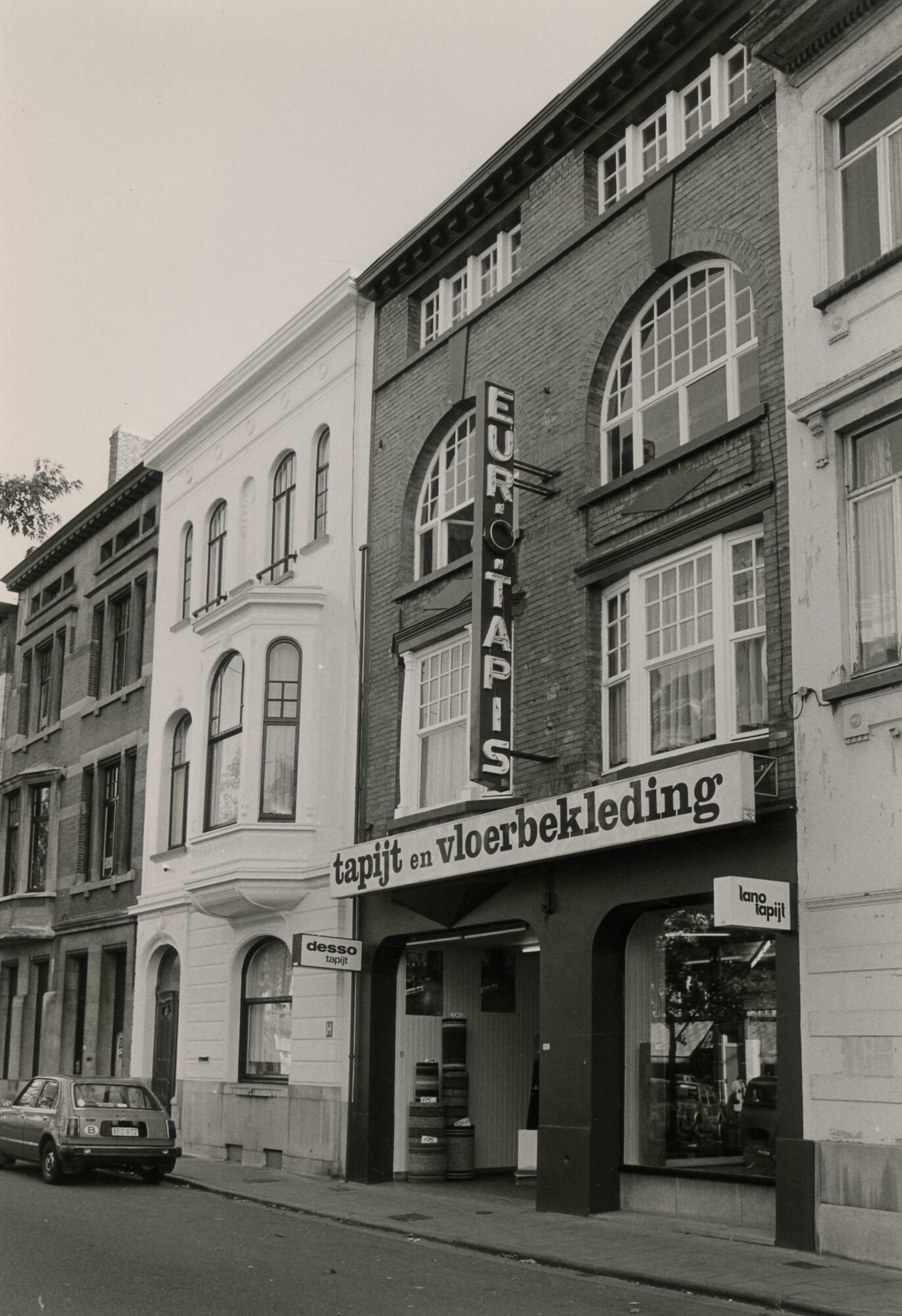 Etalage en gevel van tapijthandel Eurotapis Gent