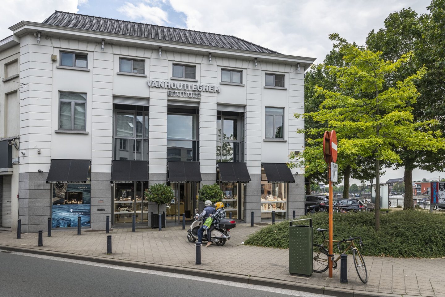 Etalage van juwelier - uurwerken Vanhoutteghem Boutique in Gent
