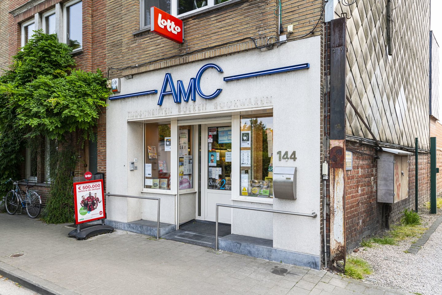 Etalage van dagbladhandel AmC In Gent