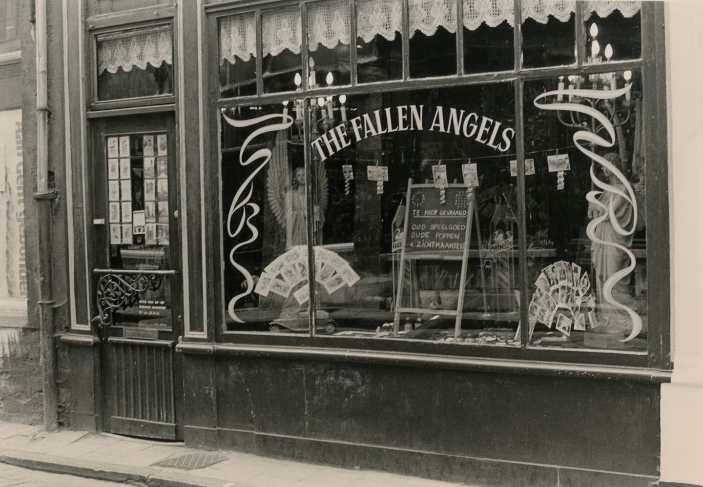 Etalage van snuisterijwinkel The Fallen Angels in Gent