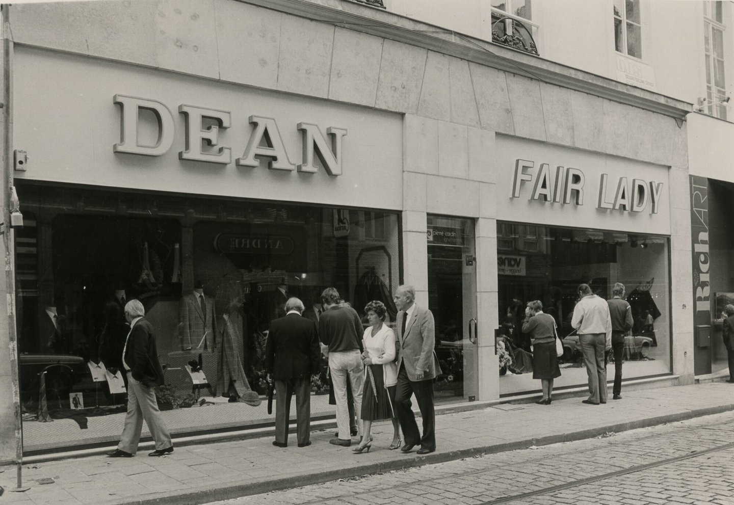 Etalage van kledingwinkels Dean en Fair Lady in Gent