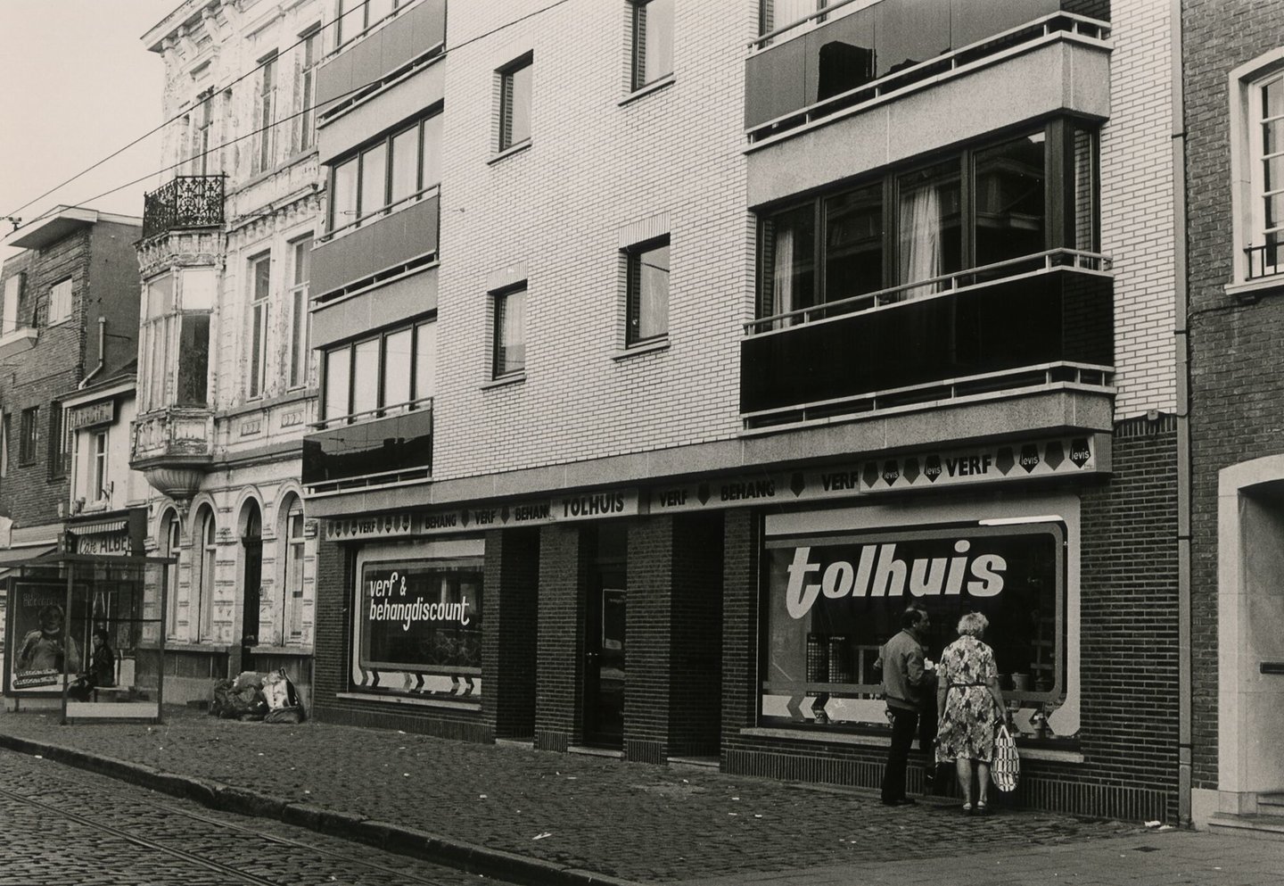 Etalage van een winkel van interieurinrichting Tolhuis in Gent
