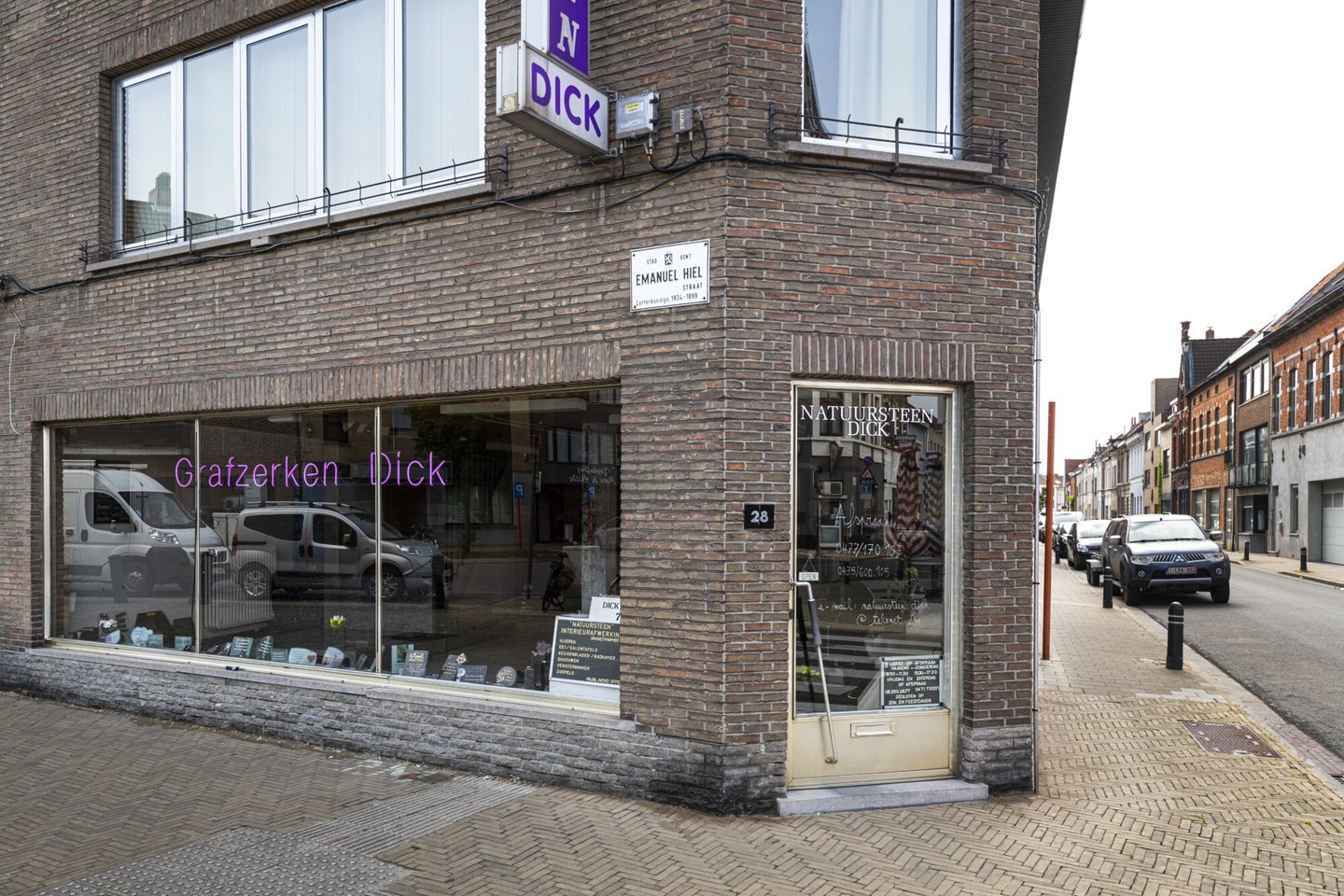 Etalage van grafzerken Dick