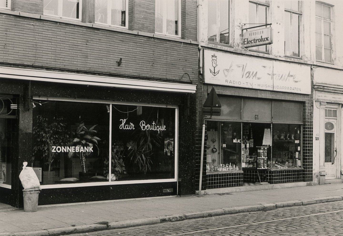 Etalage van kapsalon Hair Boutique en zonnebankcentrum in Gent