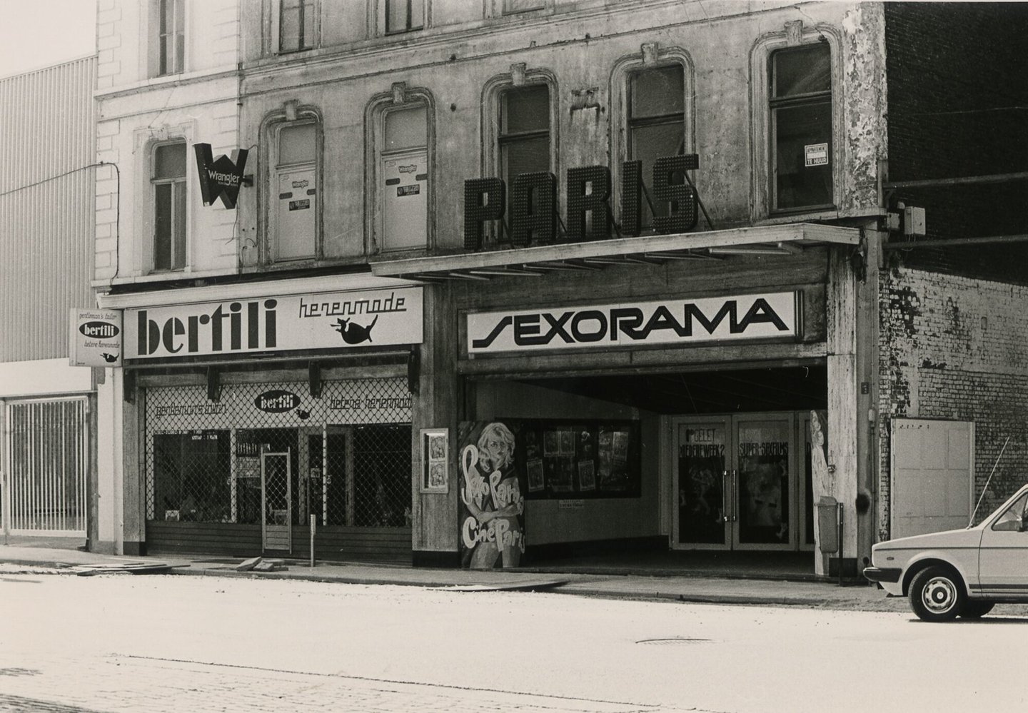 Etalage en gevel van cinema Paris Sexorama en kledingwinkel Bertili in Gent