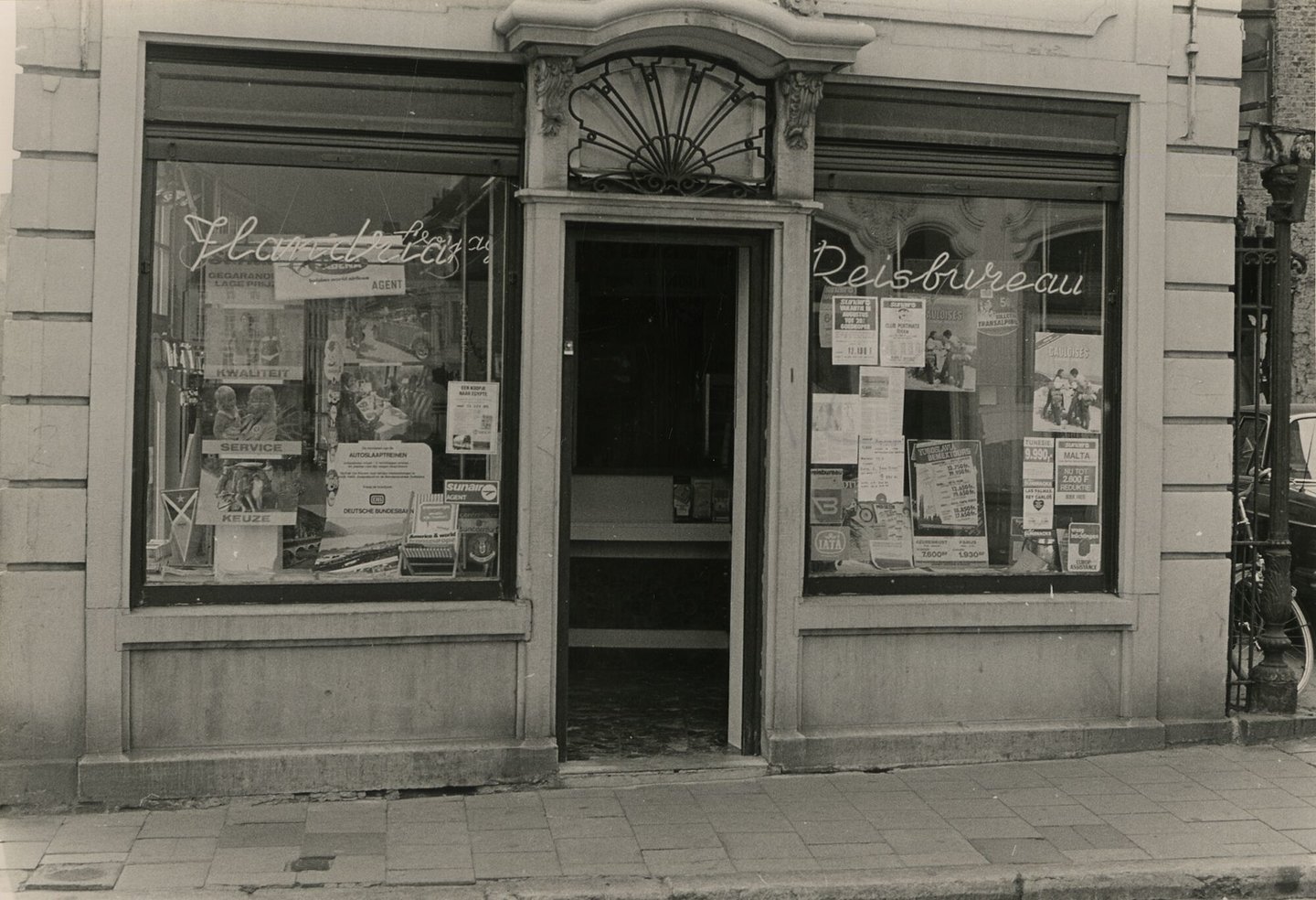 Etalage van reisbureau Flandria in Gent