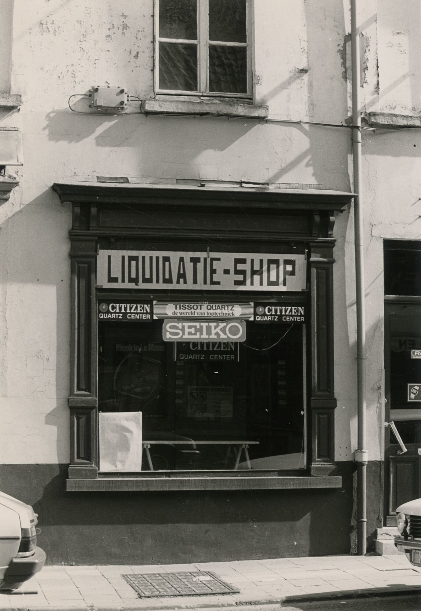 Etalage van een liquidatie-shop in Gent