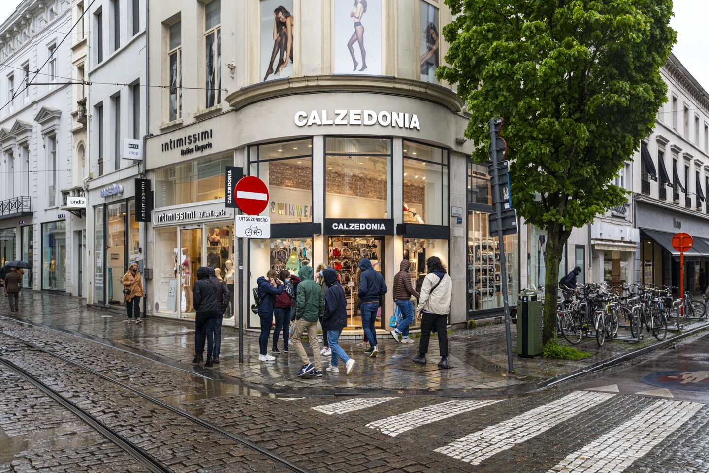 Etalage van kledingwinkel Calzedonia in Gent