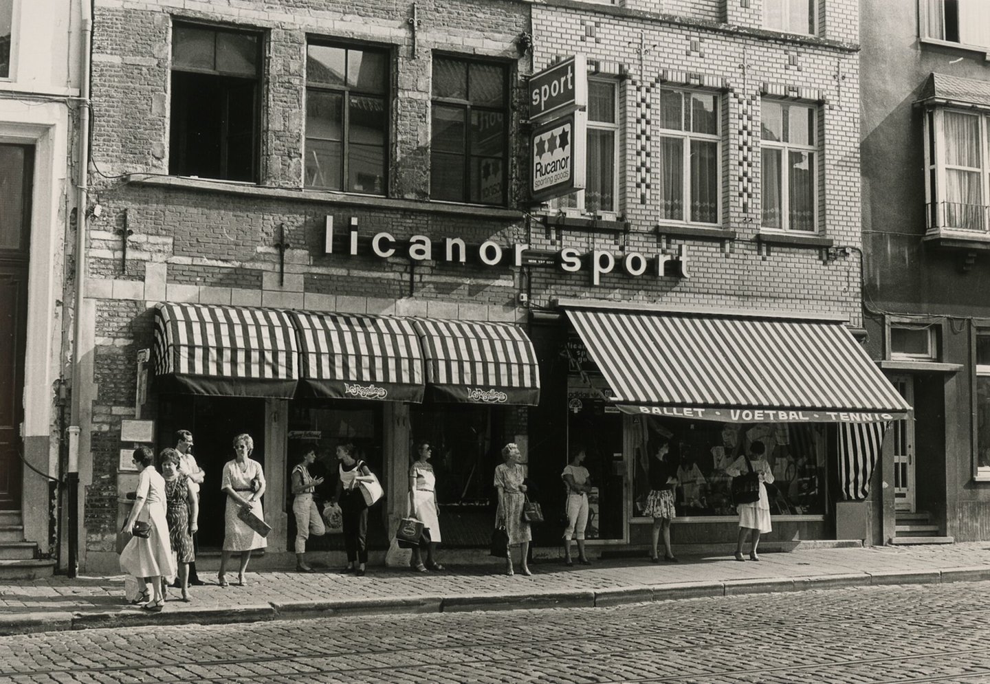Etalage van een sport kledingwinkel Licanor in Gent