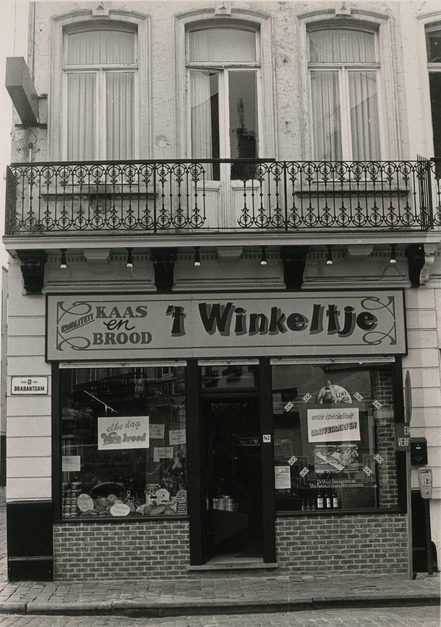 Etalage van brood en kaaswinkel 't Winkeltje in Gent