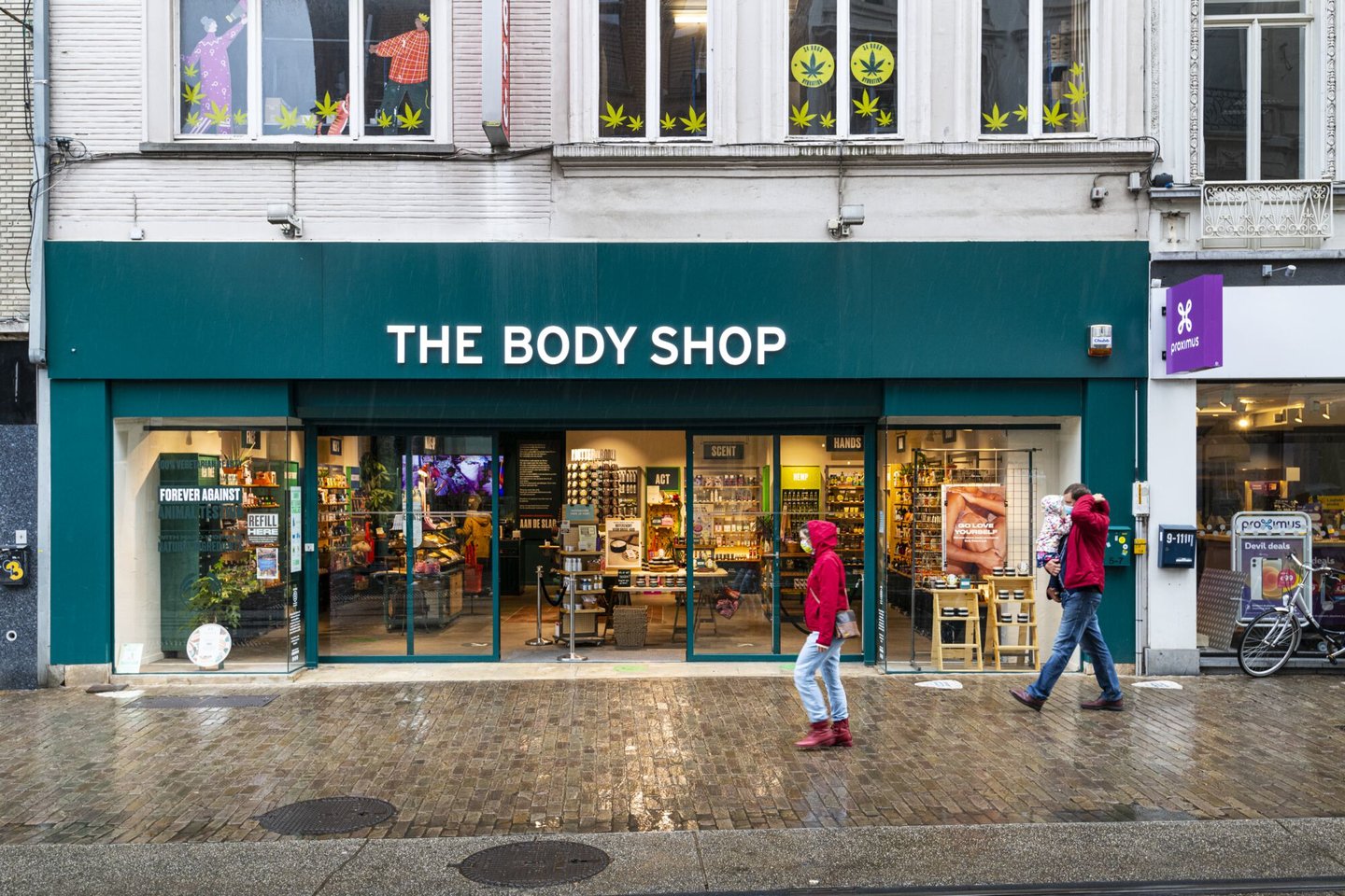 Etalage van The Body Shop, een winkel van parfumerie en schoonheids- en verzorgingsproducten in Gent