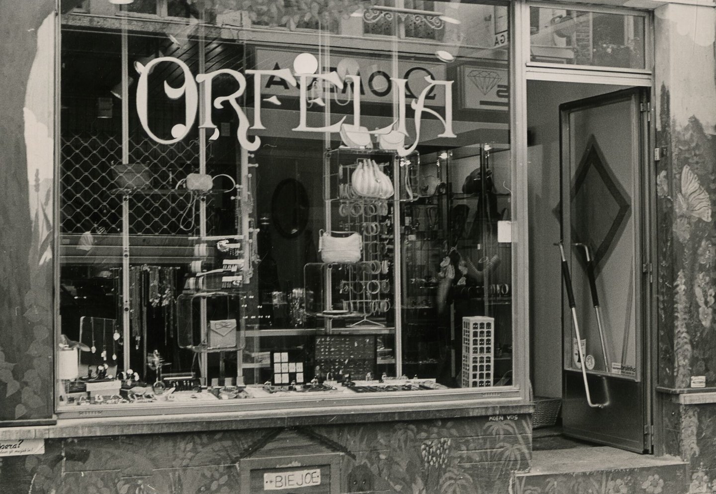 Etalage van Orfelia een winkel van juwelen en kledingaccessoires in Gent