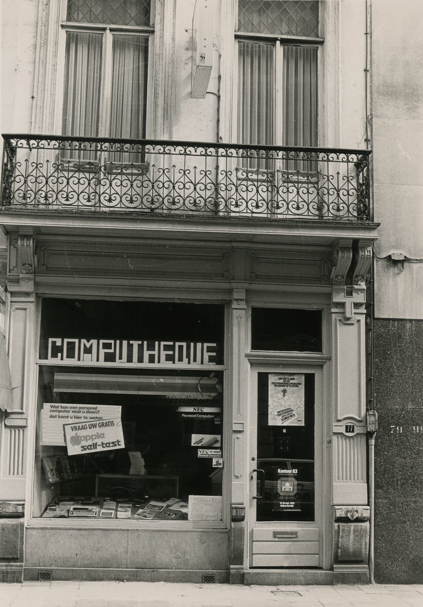 Etalage van computerwinkel Computheque in Gent