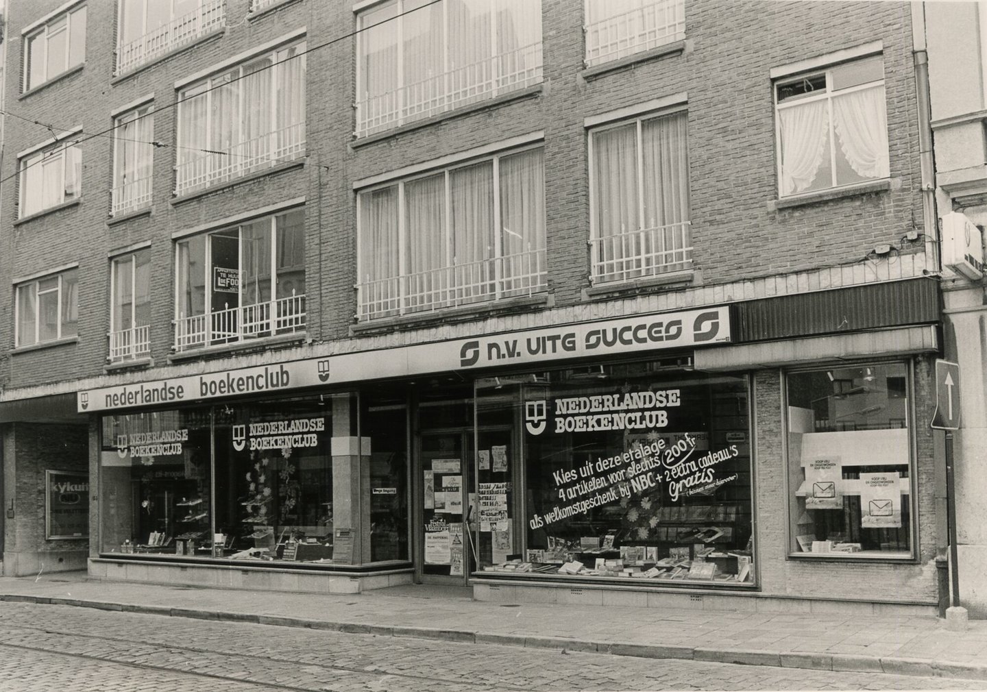 Etalage van boekhandel de Nederlandse Boekenclub in Gent