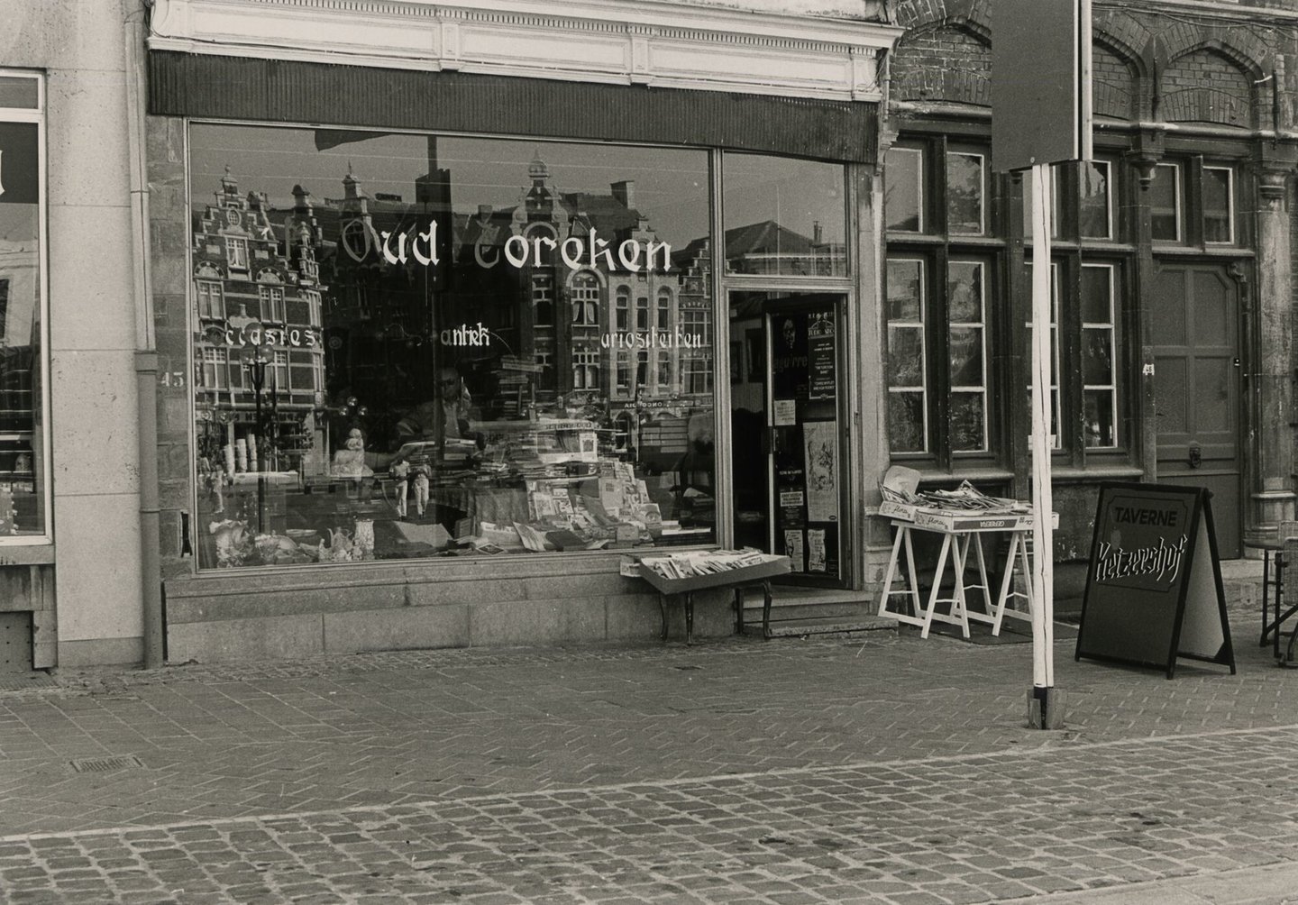 Etalage van antiekhandel en occasiehuis Oud Toreken in Gent