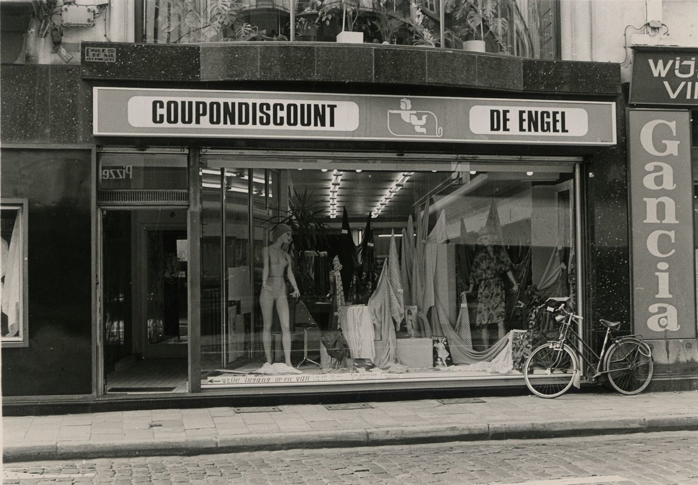 Etalage van stoffenwinkel De Engel Coupondiscount in Gent