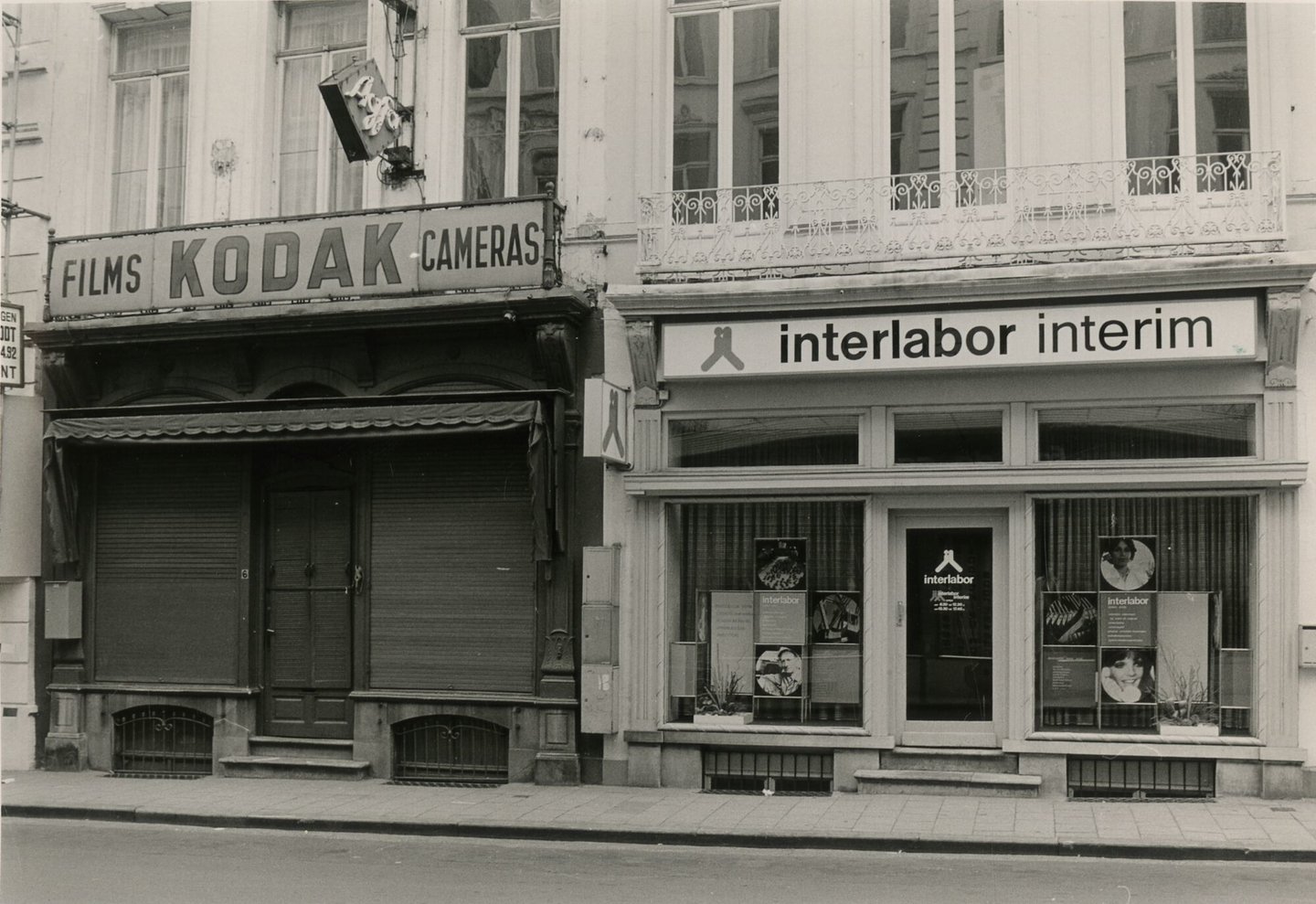 Gevels van een fotografiewinkel en Interimkantoor Interlabor in Gent