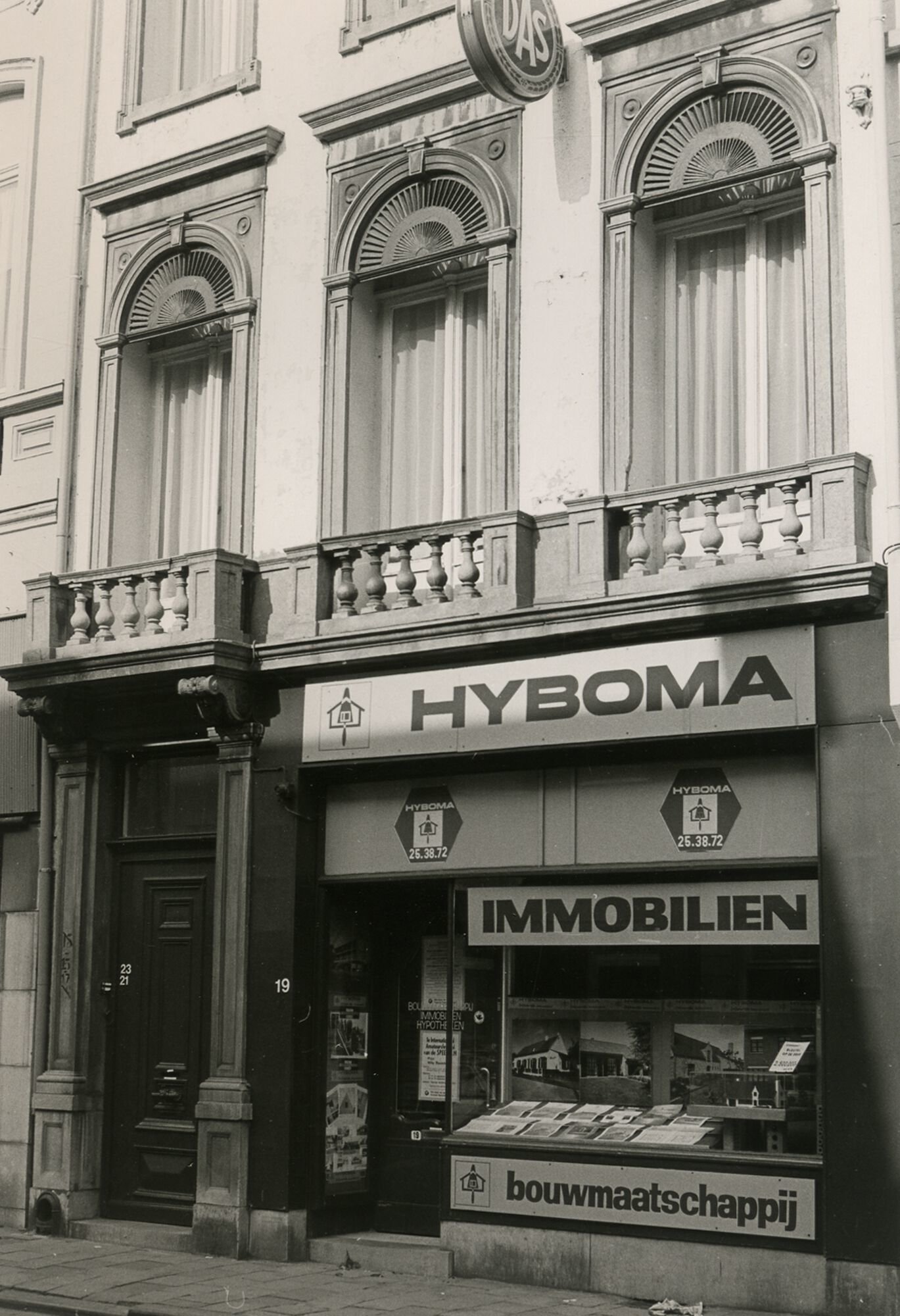 Etalage van immobiliënkantoor Hyboma in Gent