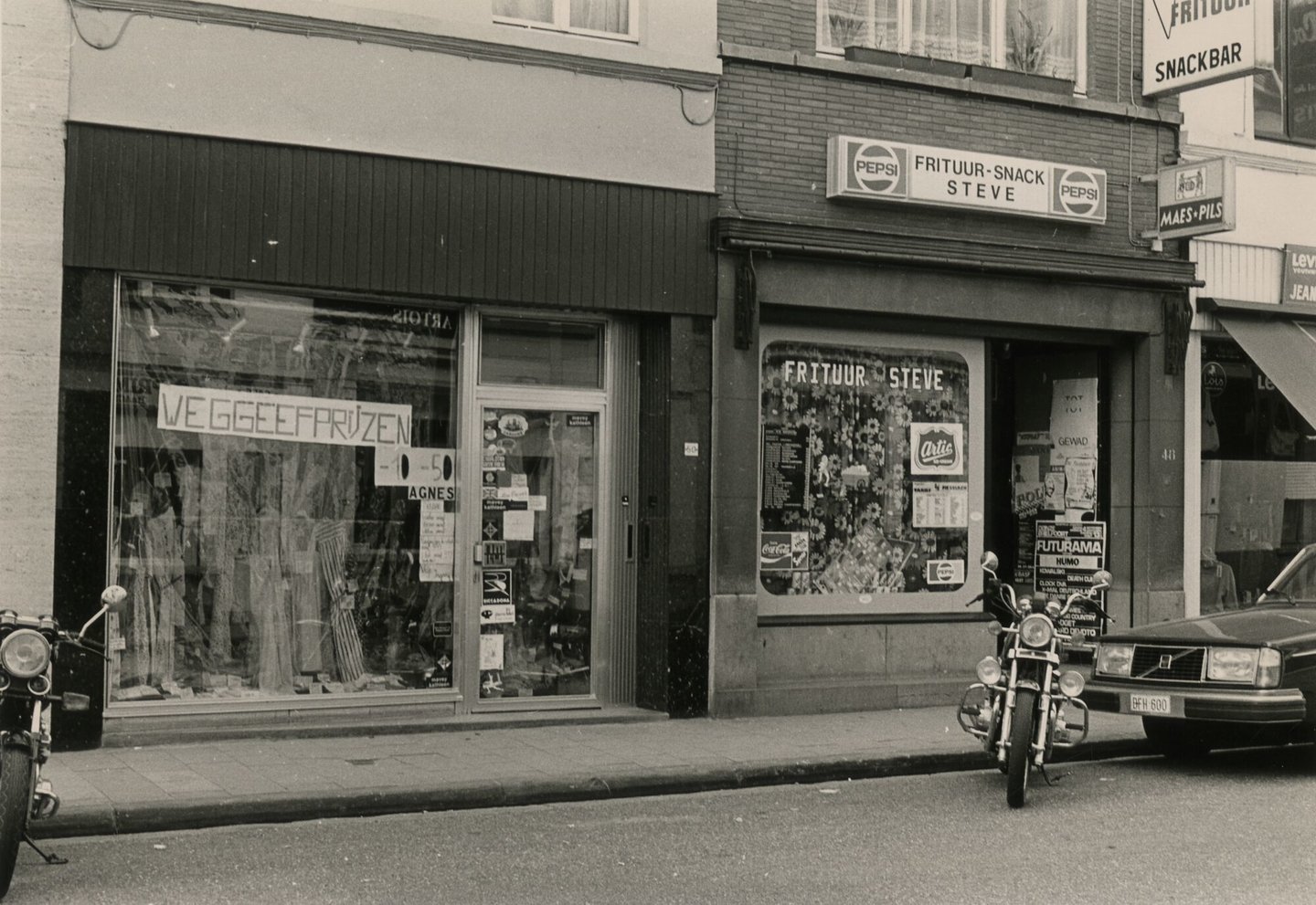Etalage van een kledingwinkel Agnes en frituur Steve in Gent
