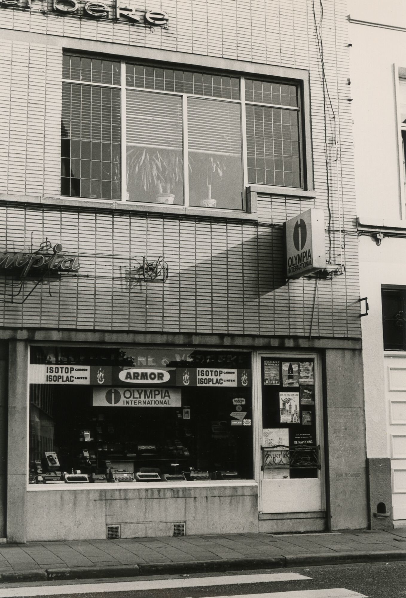 Etalage van een winkel met kantoormachines in Gent