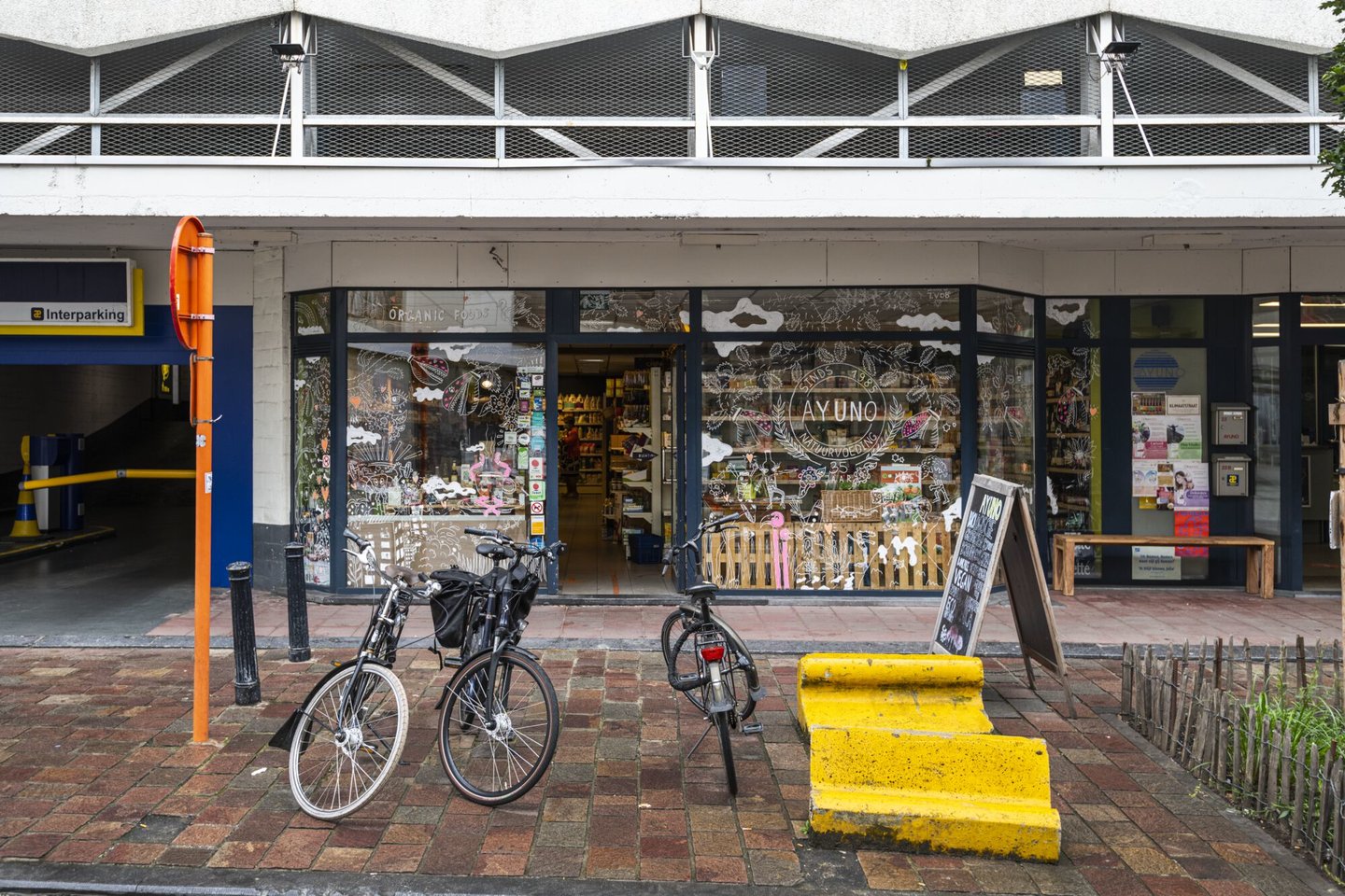 Etalage van Ayuno, een winkel van algemene voeding in Gent
