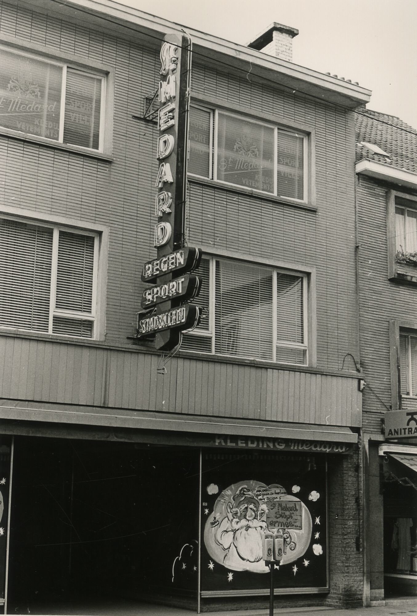 Etalage van kledingwinkel Sint-Medard in Gent