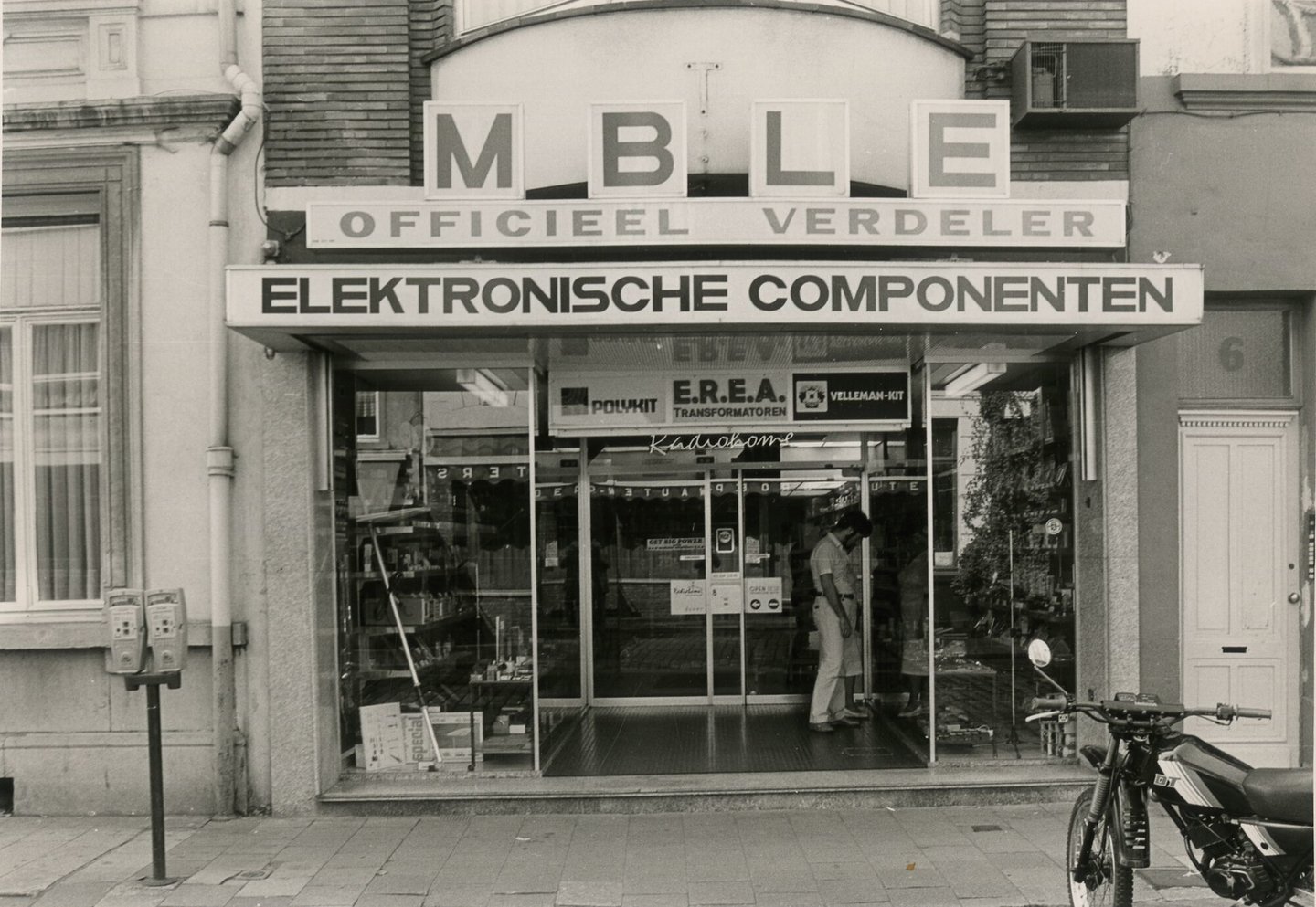 Etalage van elektronicahandel MBLE in Gent