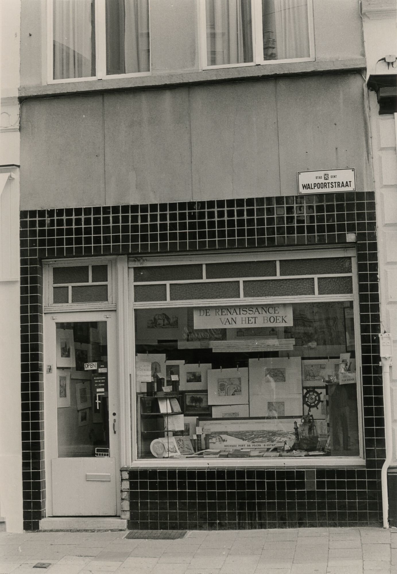 Etalage van boekhandel De Renaissance van het Boek in Gent