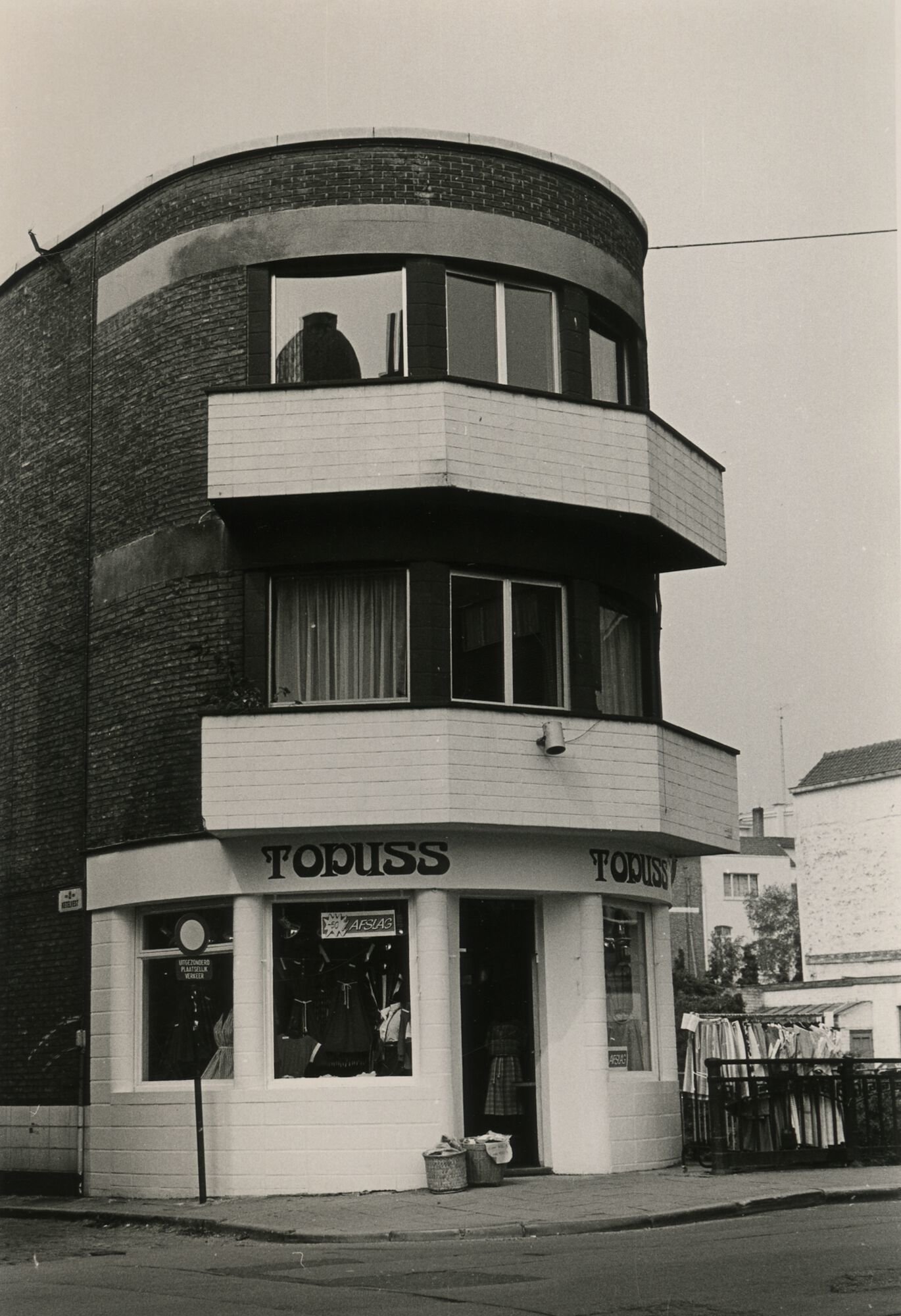 Etalage van kledingwinkel Topuss in Gent