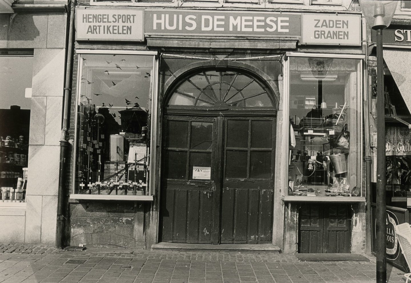 Etalage van Huis De Meese, een winkel van hengelsportartikelen, zaden en granen in Gent