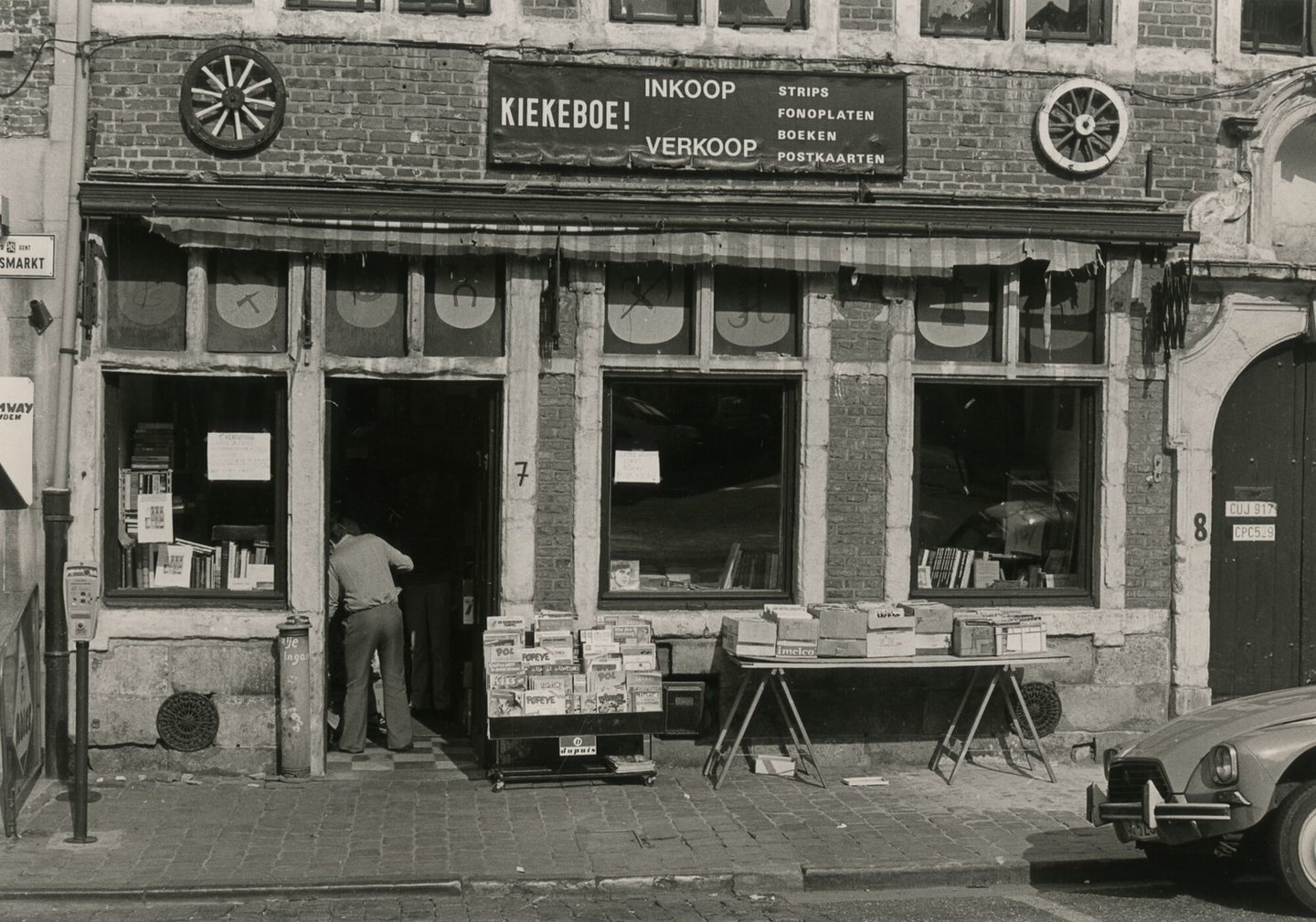 Etalage van Kiekeboe, een tweedehandswinkel voor strips, fonoplaten, boeken en postkaarten in Gent