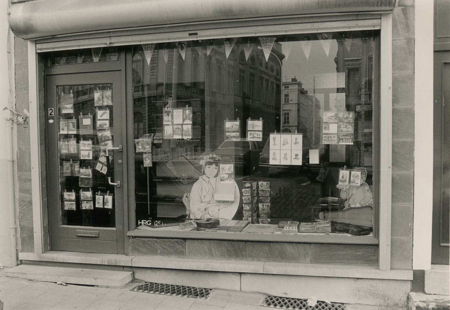 Etalage van een winkel van oude foto's en postkaarten in Gent