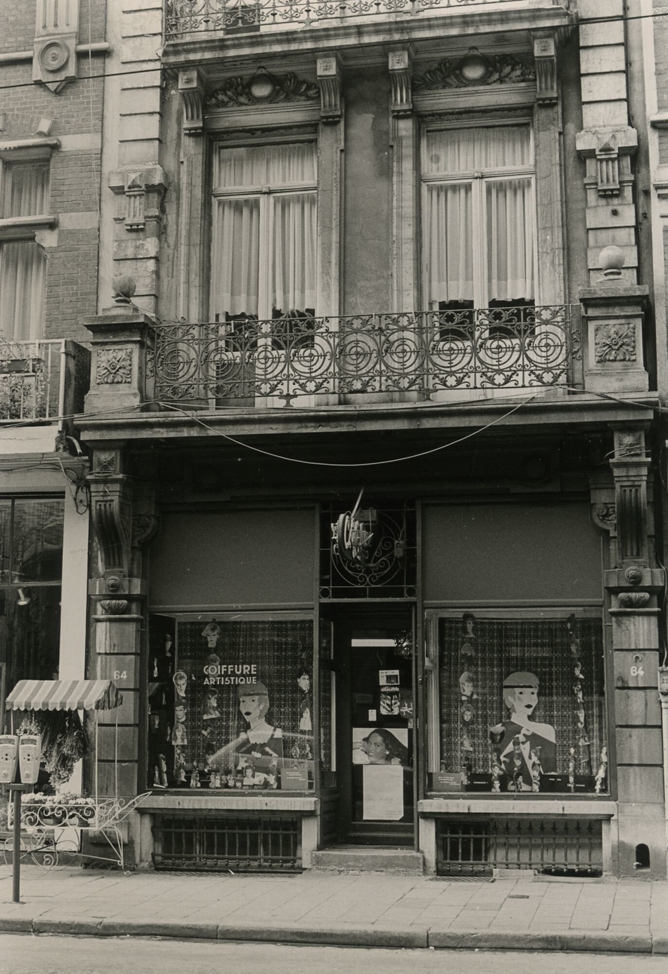 Etalage van kapsalon Artistique in Gent