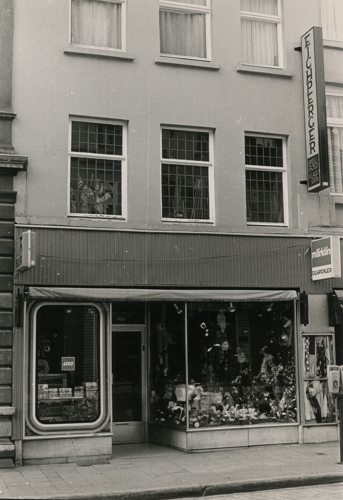 Etalage van Eichperger speelgoed en vlaggen in Gent