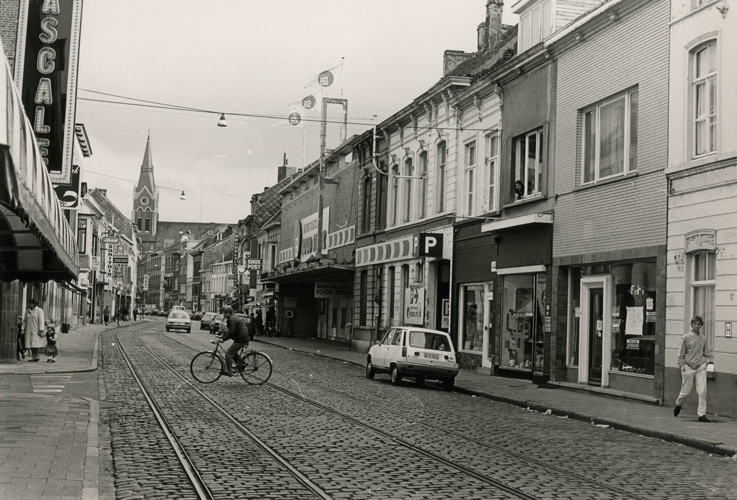 Straatbeeld met woningen, winkels en horecazaken in Gent