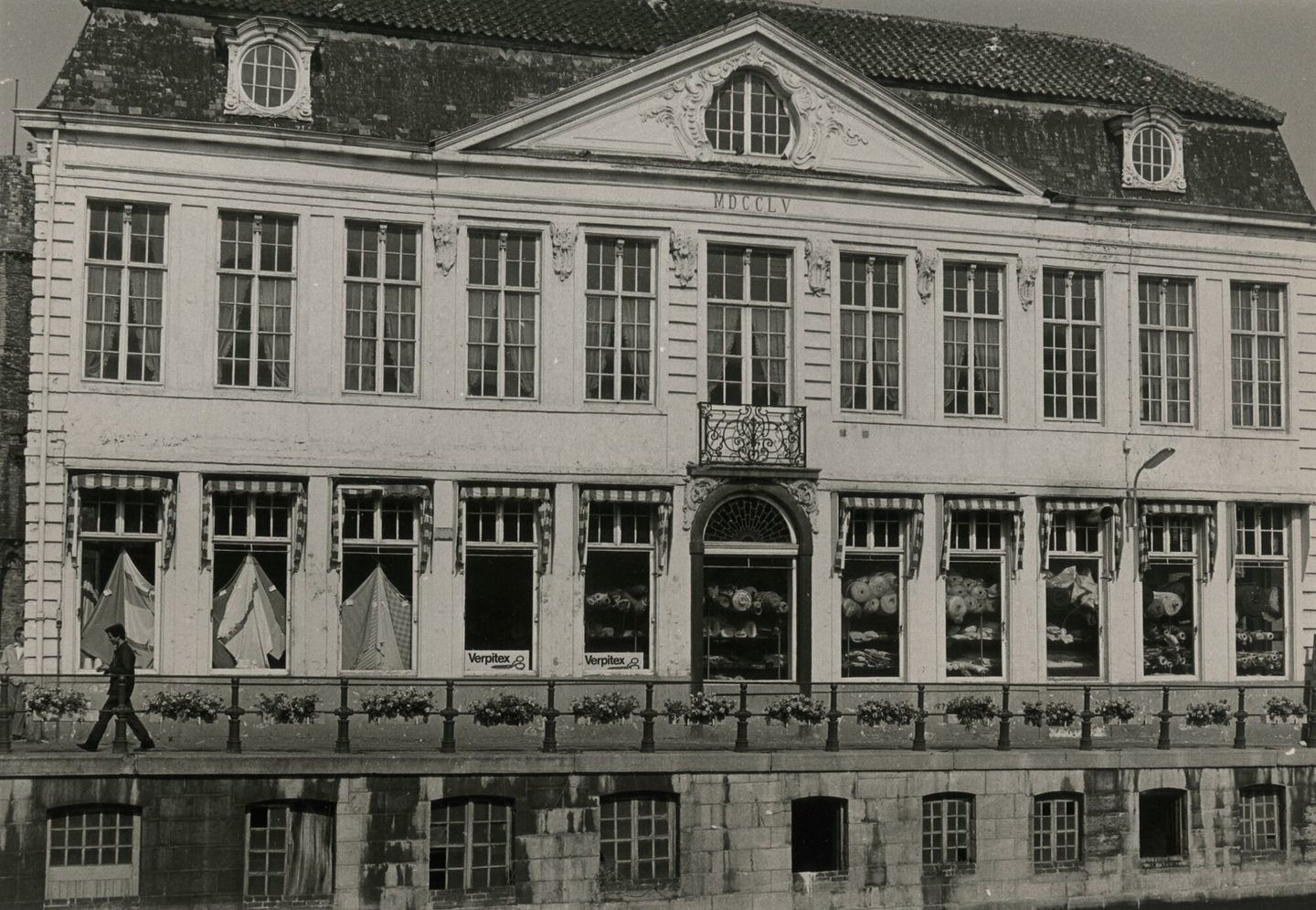 Etalage van een stoffenwinkel in Gent