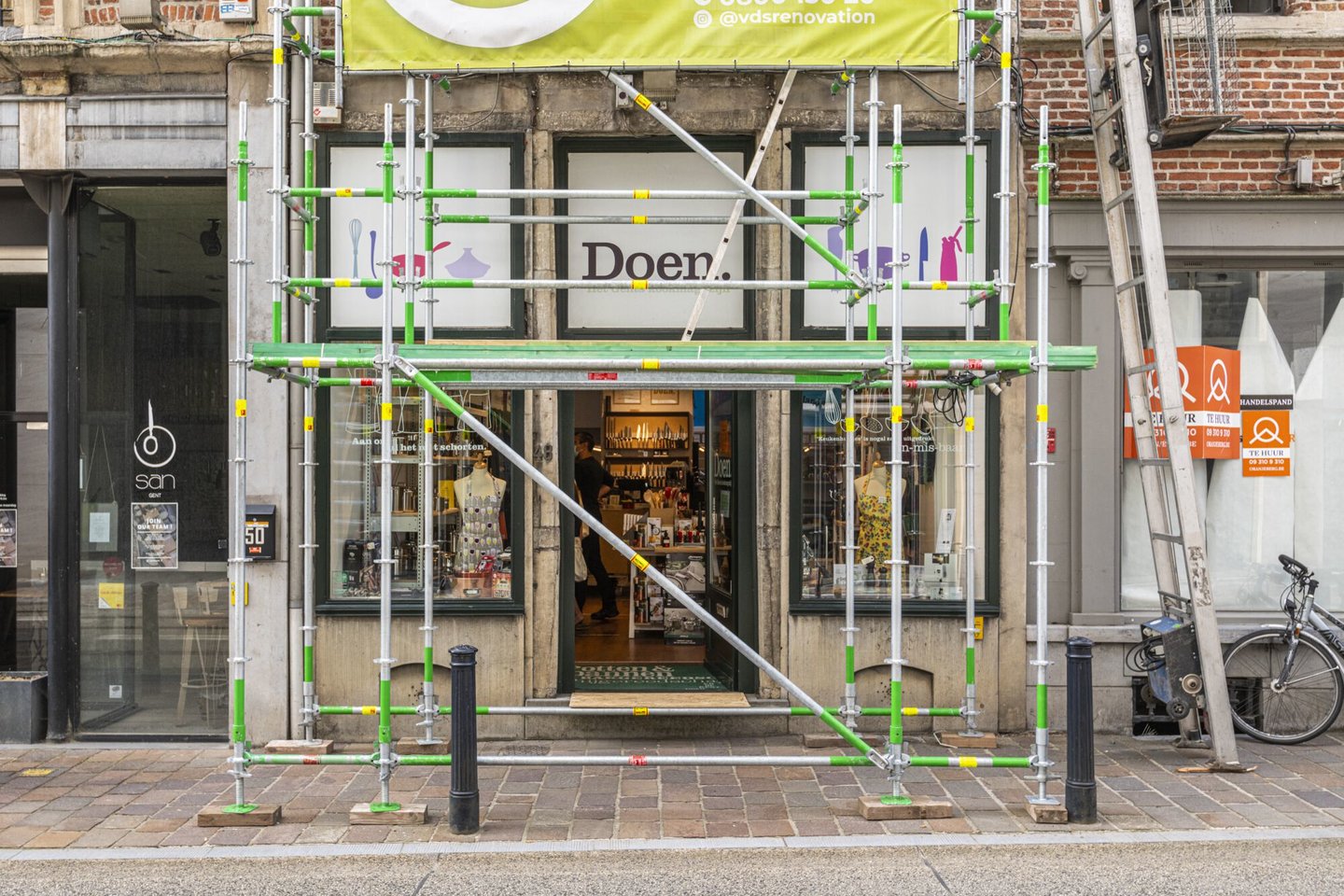 Etalage van Doen, een kookwinkel in Gent