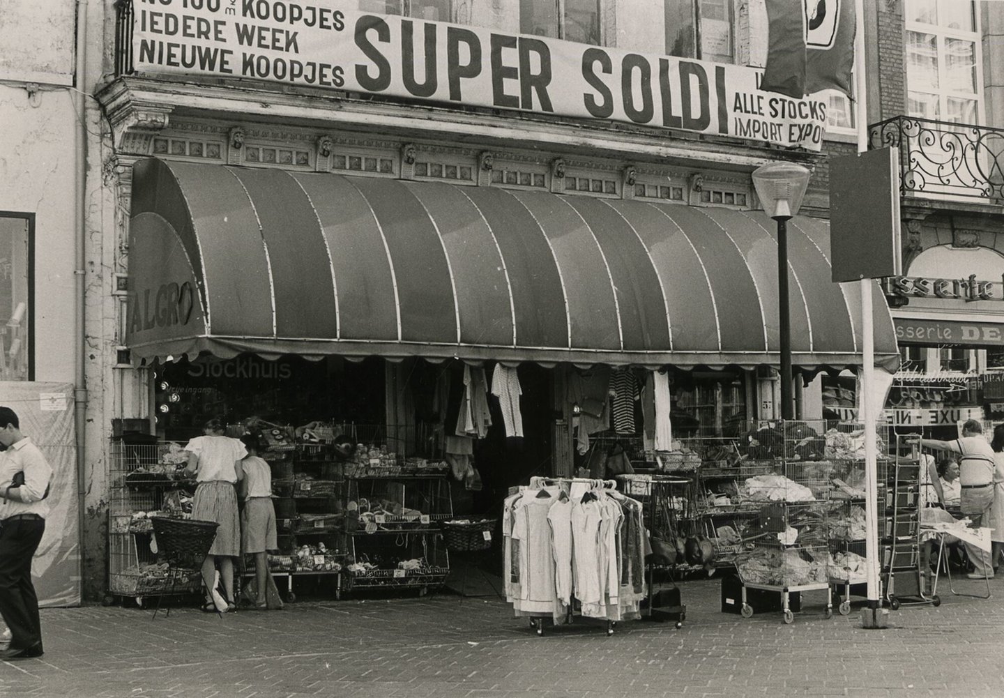 Etalage van warenhuis Super Soldi, een woon- en kledingwinkel in Gent