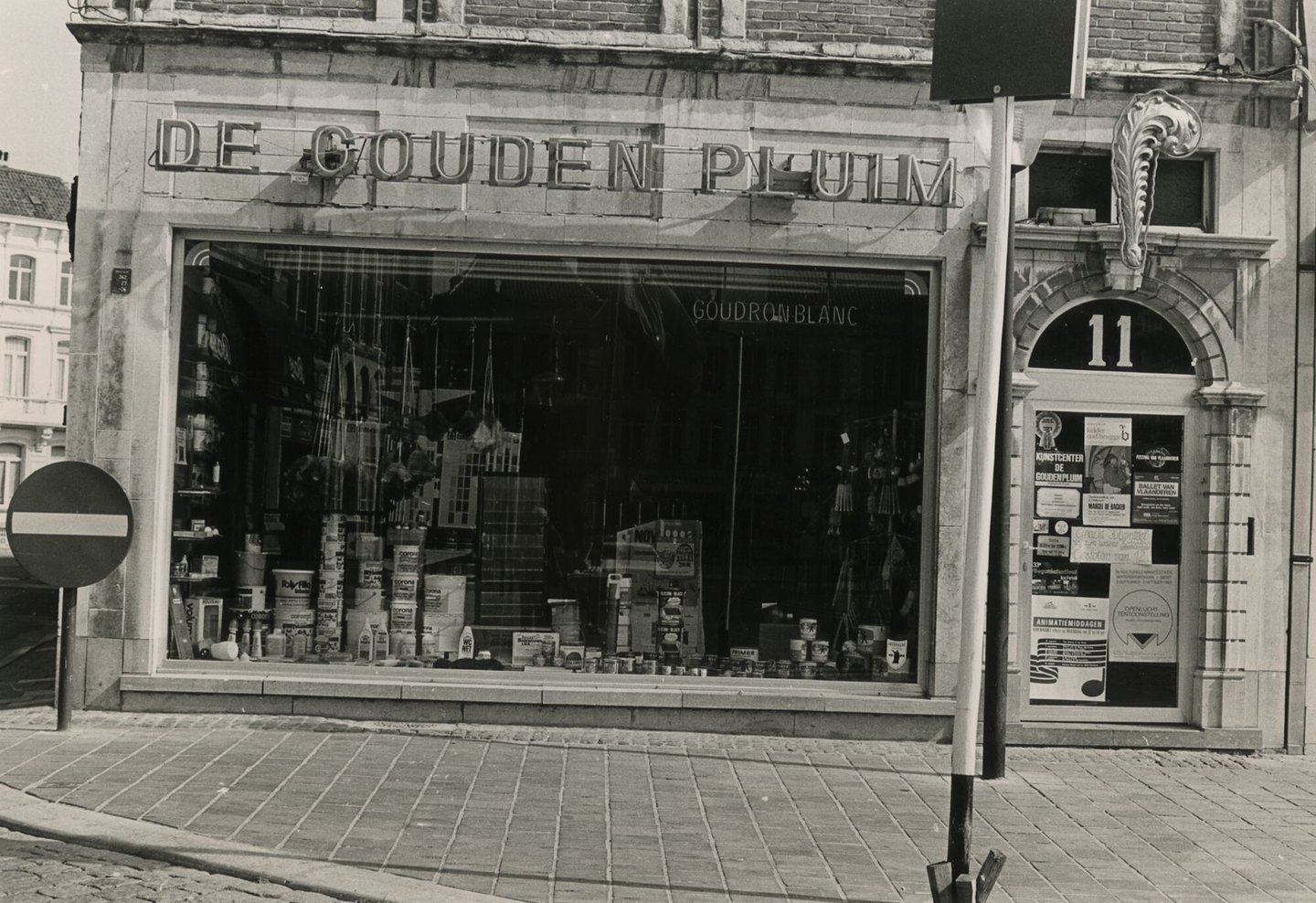 Etalage van verfwinkel De Gouden Pluim in Gent