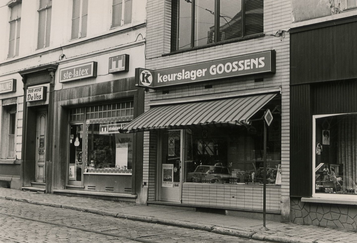 Straatbeeld met etalage van beenhouwerij Goossens en een verfwinkel in Gent
