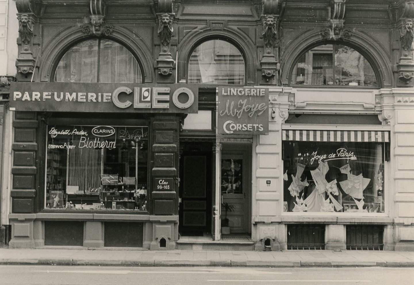 Etalages van parfumerie Cleo en lingeriewinkel M. Joye in Gent