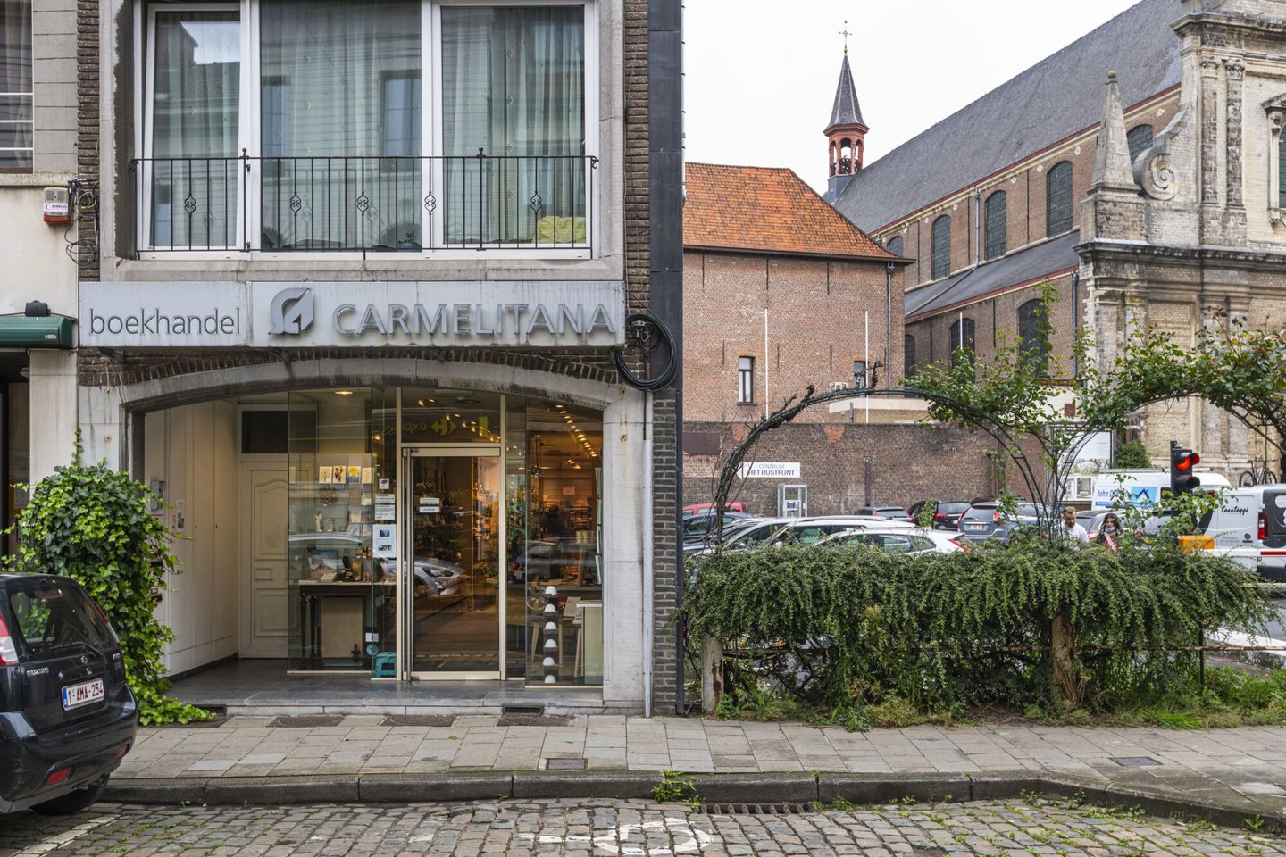 Etalage van Carmelitana, een boekhandel en uitgeverij voor spiritualiteit en religie in Gent