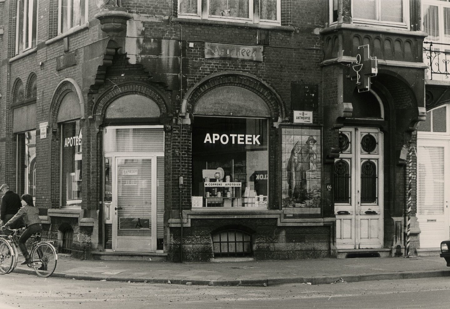 Etalage van een apotheek in Gent